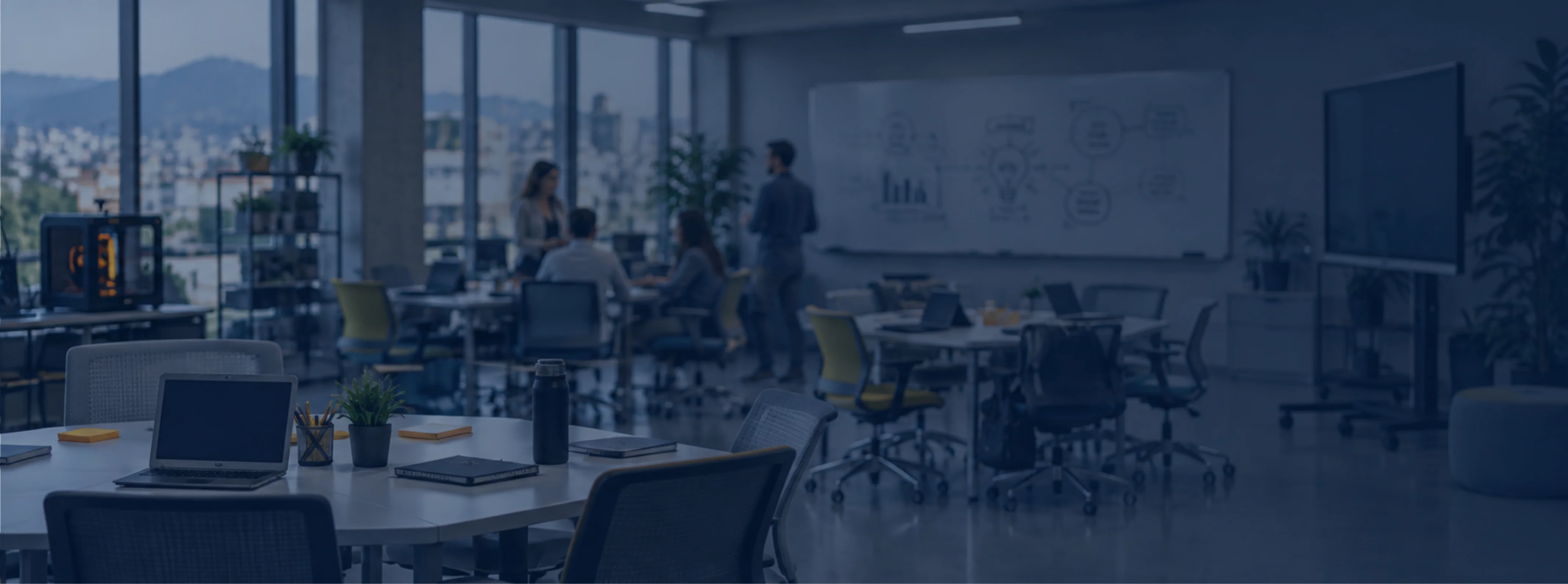 Equipo de trabajo en espacio de innovación colaborativo